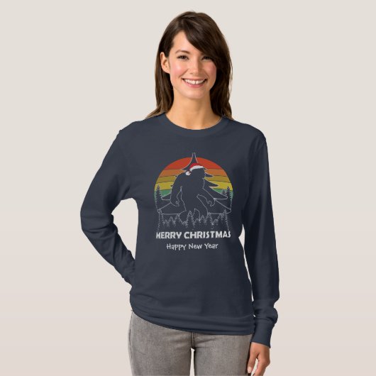 Sunset Sasquatch Bigfoot Forest Weihnachten T-Shirt (Vorne ganz)