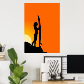 Sunset Surfer Girl mit Surfbrett Poster (Heimbüro)