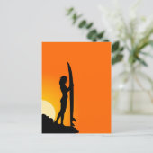 Sunset Surfer Girl mit Surfbrett Postkarte (Stehend Vorderseite)