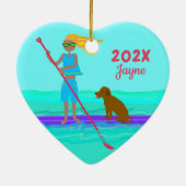 SUP Girl Dog Paddleboarding Weihnachten Keramik Ornament (Hinten)