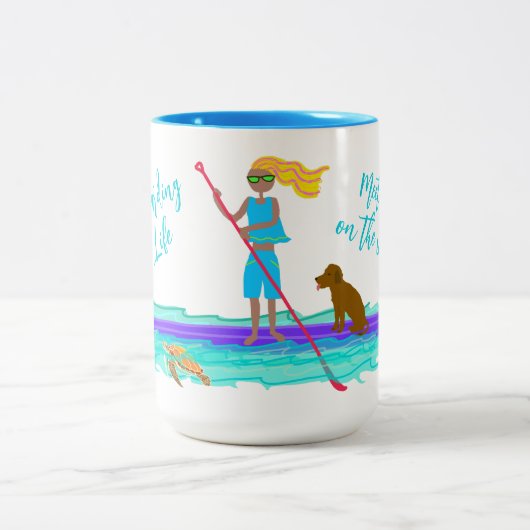 SUP Illustriertes Paddleboarding mit Hund Zweifarbige Tasse (Mittel)