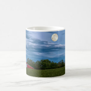 Super Flower Mond über einer Scheune Kaffeetasse