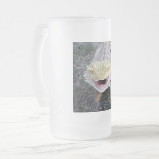 Super glücklicher bärtiger Drache Mattglas Bierglas (Vorderseite Links)