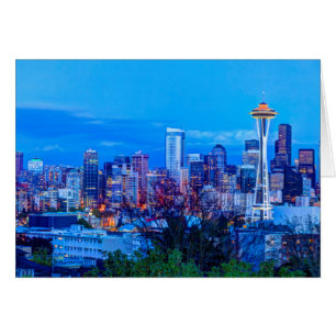 Super Mond, der nahe der Skyline von Seattle aufge