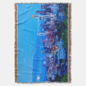 Super Moon steigt in der Nähe der Skyline von Seat Decke (Vorderseite Vertikal)