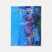 Super Moon steigt in der Nähe der Skyline von Seat Fleecedecke (Vorderseite)