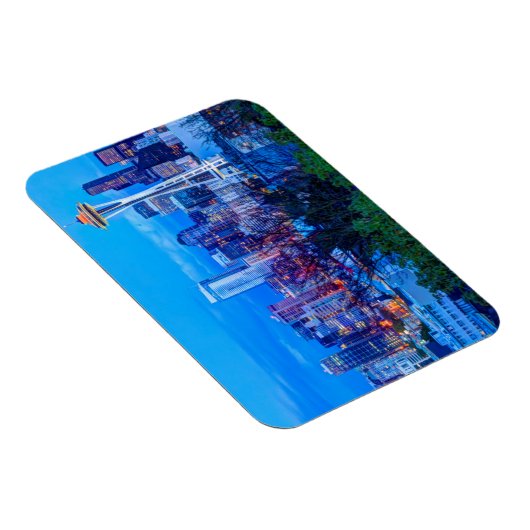 Super Moon steigt in der Nähe der Skyline von Seat Magnet (Rechte Seite)