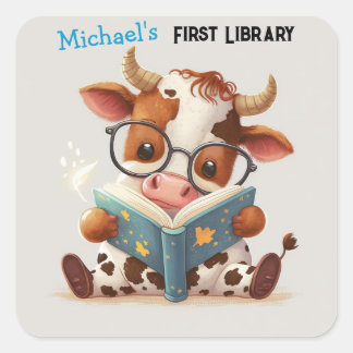 Super Niedliche Baby Cow Reading a Book Quadratischer Aufkleber
