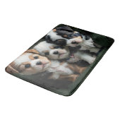 Super Niedliche Welpen auf dem Sofa 2 Badematte (Schrägansicht)