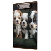 Super Niedliche Welpen auf dem Sofa 2 Klemmbrett (Links)