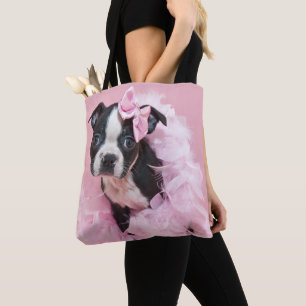 Super niedlicher Boston-Terrier-Welpe, der eine Tasche