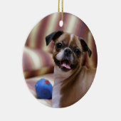 Super Niedlicher Hund mit ihrem Lieblingsball Keramikornament (Rechts)