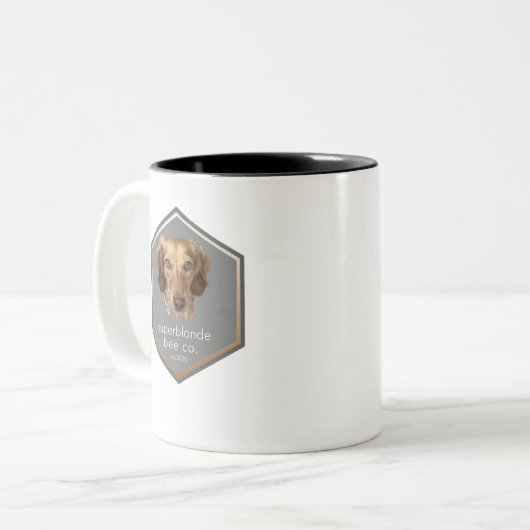 Superblonde auf einer Tasse (Vorderseite Links)