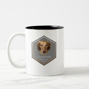 Superblonde auf einer Tasse