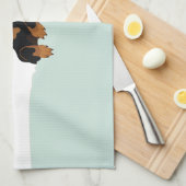 Supercute Dackelwelpe unter grünem Duvet Küchentuch (Viertel Falte)