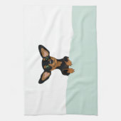 Supercute Dackelwelpe unter grünem Duvet Küchentuch (Vertikal)