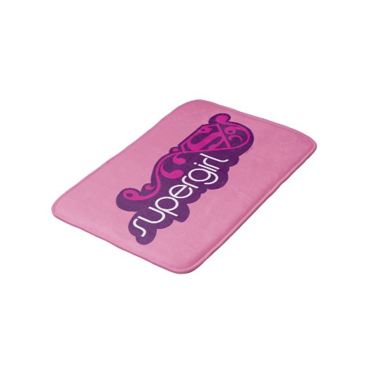 Supergirl Groovy Name und S-Shield Badematte (Schrägansicht)
