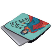 Supergirl Hovering in Blue Anzug Laptopschutzhülle (Vorne Knopf)