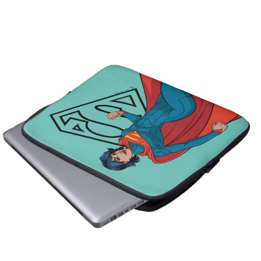 Supergirl Hovering in Blue Anzug Laptopschutzhülle (Vorne Knopf)