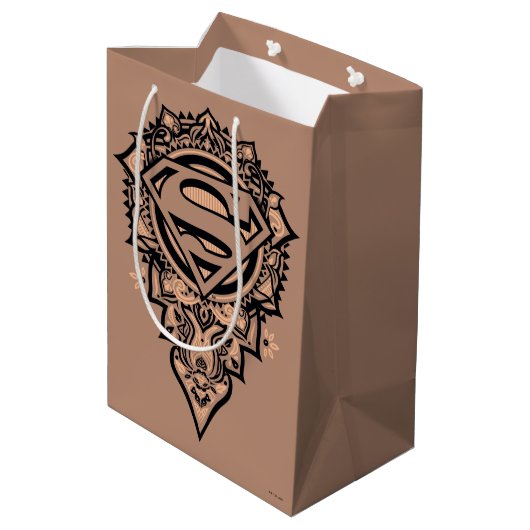 Supergirl Mandala Graphic Mittlere Geschenktüte (Rückseite Schrägansicht)