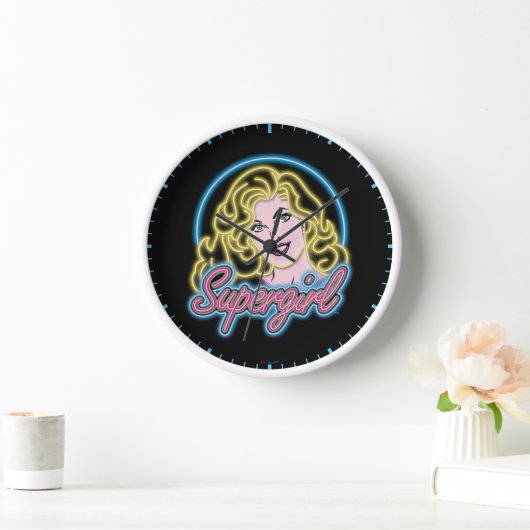 Supergirl Retro Neon Lights Graphic Uhr (Zuhause)