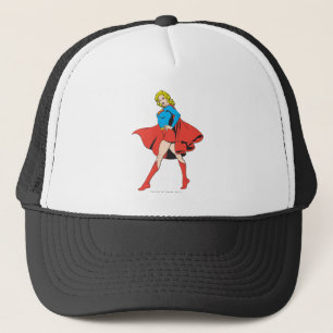 Supergirl schlägt eine Pose Truckerkappe