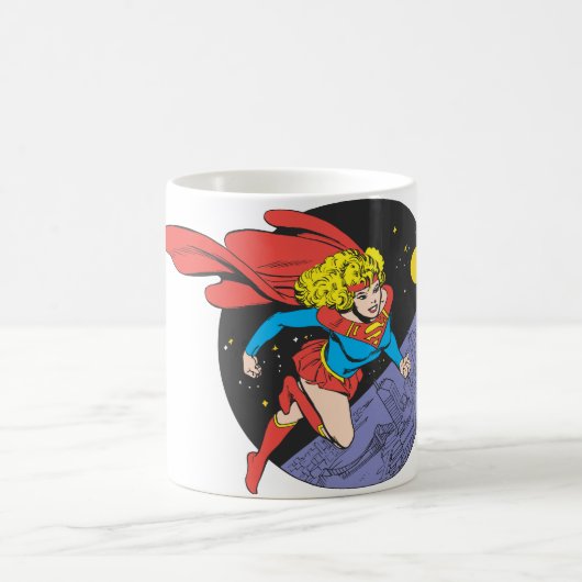 Supergirl springt im Weltraum Kaffeetasse (Mittel)