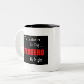 Superheld-Fluglotse Zweifarbige Tasse (Vorderseite Links)