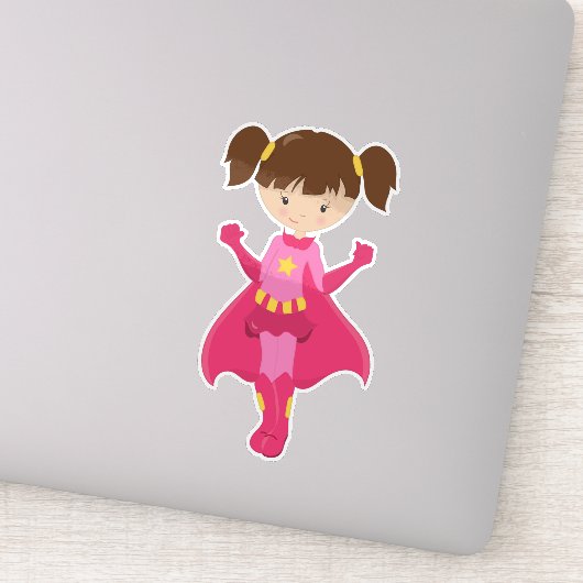 Superheld Girl, Braunhaar, rosa Kaps, Niedliches M Aufkleber (Detail)
