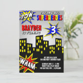 Superheld in City Boys Geburtstag Einladung (Stehend Vorderseite)