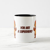 Superheld – Niedliche Dino-Tasse mit Mutmach-Text Zweifarbige Tasse (Mittel)
