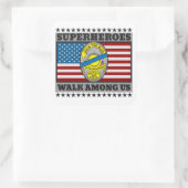 Superhelden laufen unter uns quadratischer aufkleber (Tasche)