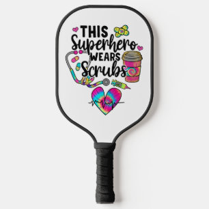 Superheldin Krankenschwester trägt Scrubs Bunte Me Pickleball Schläger