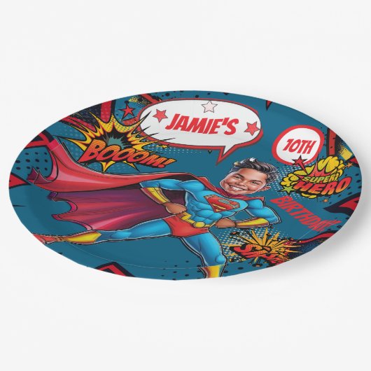 Superherdkarikatur für personalisierte Jungen Pappteller (Schrägansicht)