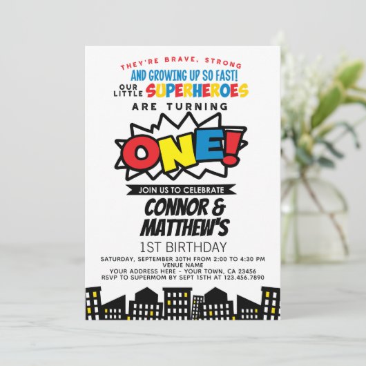 Superhero 1. Geburtstag Twins Einladung (Stehend Vorderseite)