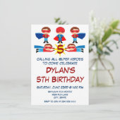 Superhero Comic Book Character Birthday Einladung (Stehend Vorderseite)