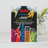 Superhero Dark City Gebäude Thema Kindergeburtstag Einladung (Stehend Vorderseite)