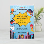 Superhero Twin 4. Geburtstagsfeier Party Einladung (Stehend Vorderseite)