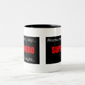 Superheroneurochirurg-Tasse Zweifarbige Tasse (Mittel)