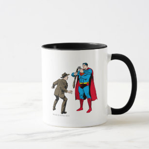 Superman beugt sich einer Waffe Tasse