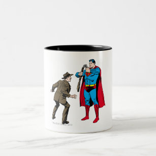 Superman beugt sich einer Waffe Zweifarbige Tasse