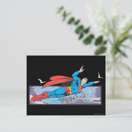 Superman Flies Thru City Postkarte (Stehend Vorderseite)