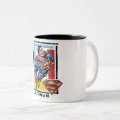 Superman mit farbenprächtigem Hintergrund Zweifarbige Tasse (VorderseiteRechts)