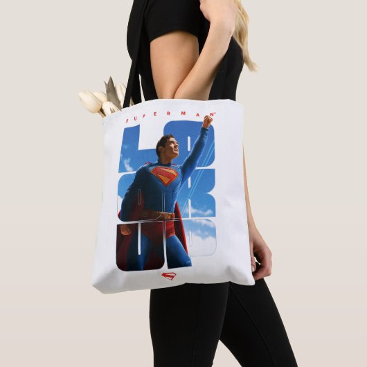 Superman schaut Pose nach oben Tasche (Von Nahem)