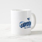 Superman über den Globus Jumbo-Tasse (Vorderseite Rechts)