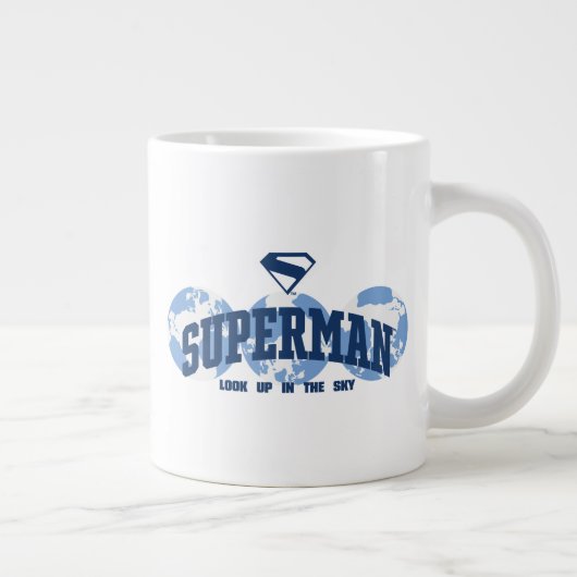 Superman über den Globus Jumbo-Tasse (Rechts)