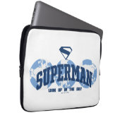 Superman über den Globus Laptopschutzhülle (Vorne Rechts)