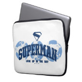 Superman über den Globus Laptopschutzhülle (Vorderseite Links)