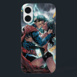 Superman/Wonder Woman Comic Werbekunst iPhone 16 Hülle<br><div class="desc">Passen Sie Ihr Produkt mit diesem Werbe-Kunstwerk für die Superman/Wonder Woman Comic Buchreihe an. Sehen Sie Superman und Wonder Woman sich im Regen und Blitz umarmen.</div>