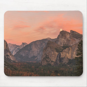 Supermond steigt über Kathedralen-Felsen Mousepad